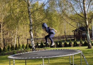 07 Mikołaj skacze na trampolinie